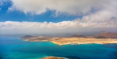 Volkanik Kanarya Adası La Graciosa. Mirador del Rio 'dan panoramik manzara