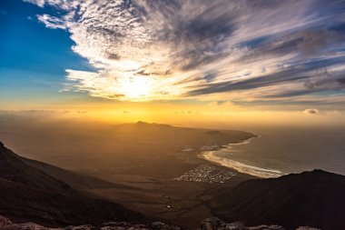 Okyanus tatil köyü sahilinde inanılmaz bir gün batımı Ünlü Lanzarote Kanarya Adaları, İspanya