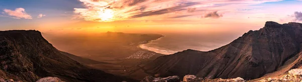 Solnedgångspanorama över stranden Famara Lanzarote Kanarieöarna, Spanien — Stockfoto