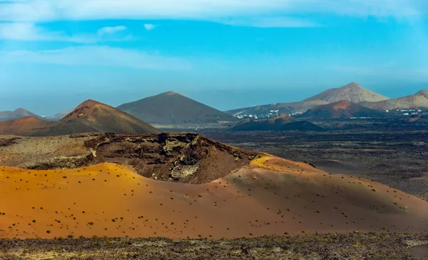 Paisagem vulcânica no Parque Nacional de Timanfaya, Ilha Lanzarote Canária Espanha — Fotografia de Stock