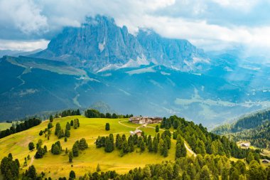 Langkofel Dağı 'nın yaz manzarası, Güney Tirol, Dolomitler, İtalya