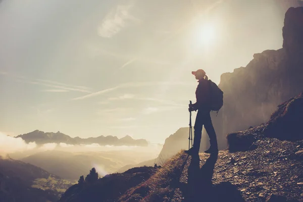 Silueta de excursionista activo. Éxito, salud, concepto de vida activa — Foto de Stock