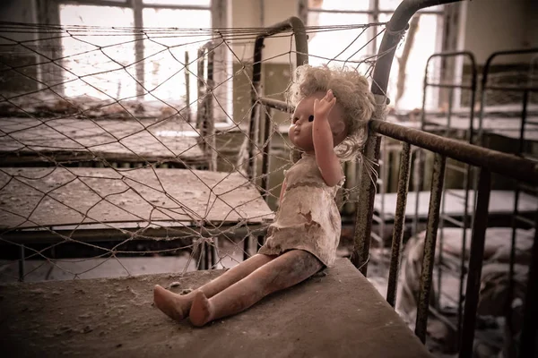 Muñeca rota en el jardín de infantes Kopachi, zona de Chernobyl —  Fotos de Stock