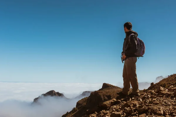 Hombre deportivo en la cima de la montaña. Tenerife Canarias — Foto de Stock