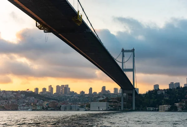 Sunset view to Bosphorus Sultan Mehmet Bridge in Istanbul, Turquía — Foto de Stock