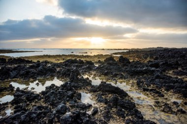 Lanzarote 'un deniz kıyıları inanılmaz alçak. Kanarya Adaları. İspanya