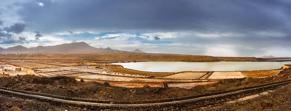 Salinas de Janubio, antigua mina de sal en Lanzarote, Islas Canarias, España —  Fotos de Stock