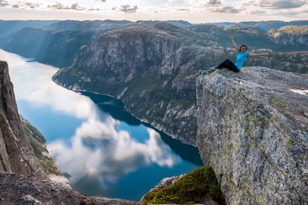 Sportos nő tetején fjord közelében Kjeragbolten, Norvégia. — Stock Fotó