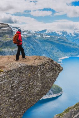 Trolltunga Norveç 'te poz veren kadın