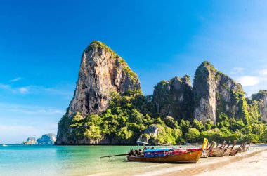 Uzun kuyruk teknesi tropikal plaj, Krabi, Tayland