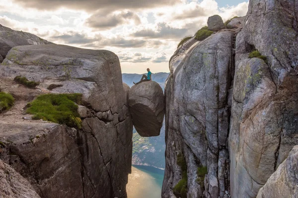 Mujer turista en Kjeragbolten Viaje Noruega Montañas Kjerag — Foto de Stock