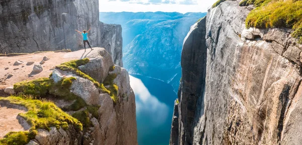 Mujer en Kjeragbolten Viajar en Noruega — Foto de Stock