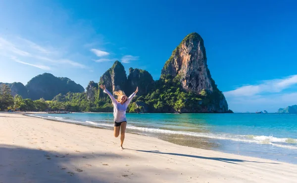 Woman running on Railay beach Krabi Thailand. Asia — Stock Photo, Image