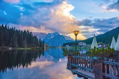 Misurina Gölü Milli Parkı Tre Cime di Lavaredo Dolomites görünümünü günbatımı yaz