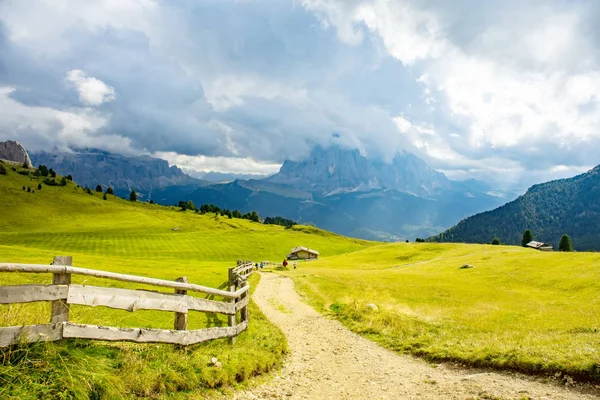 Sommar landskap i Dolomiterna berg med Tourist Road, Italien — Stockfoto