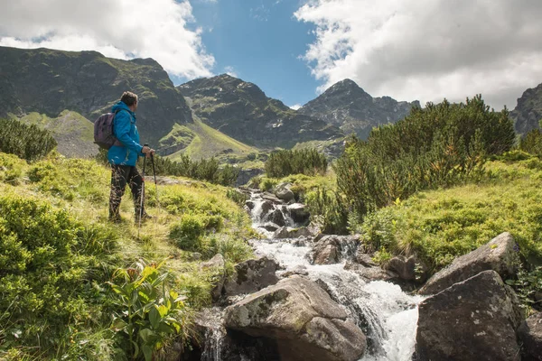 Escursionista sportivo nelle montagne Tatra, Polonia — Foto Stock