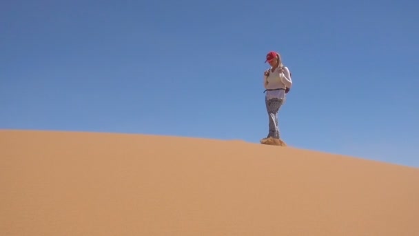 Sportieve vrouw loopt langs de Sahara woestijn — Stockvideo