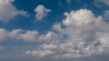 Ufuk ta beyaz yaz bulutlarının Hd Time lapse