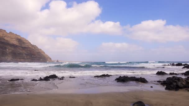 카나리아 제도의 란사로테에 있는 플라야데오르 촐라 해변 — 비디오