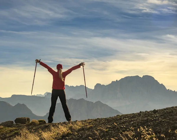 Deportiva Mujer joven en el sendero de montaña Montañas Dolomitas, Italia —  Fotos de Stock