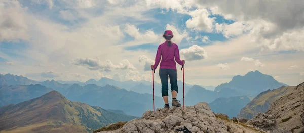 Deportiva Mujer joven en el sendero de montaña Montañas Dolomitas, Italia — Foto de Stock