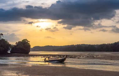 Geleneksel Tay tekne günbatımı plaj Ao Nang Krabi