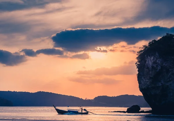 Tradycyjnej łodzi Tajlandii zachód słońca plaży Ao Nang Krabi — Zdjęcie stockowe