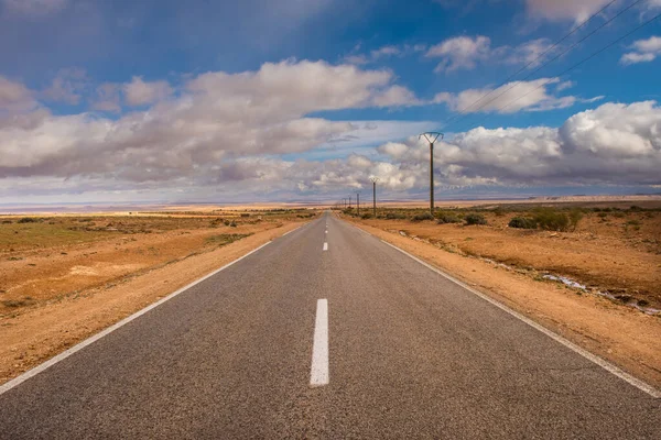 Endlose Straße in der Wüste Marokkos — Stockfoto