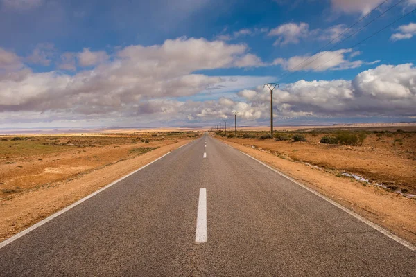 Eindeloze weg in Marokko woestijn — Stockfoto