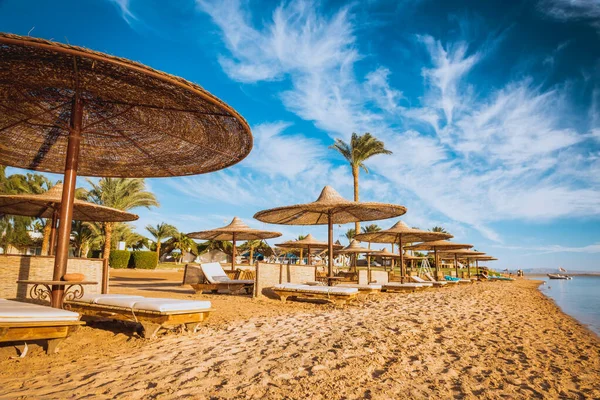 Koppla av under parasoll på stranden i Röda havet Egypten — Stockfoto