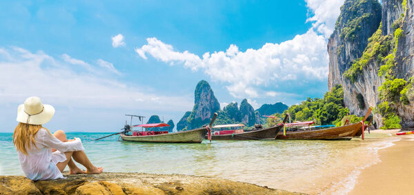 Hermosa mujer en el paraíso Ao Nang Krabi playa con llongtail barco Tailandia — Foto de Stock