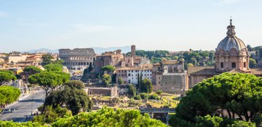 Roma 'nın başkenti İtalya' daki Capitoline Hill 'den Roma Forumu ve Kolezyum manzarası