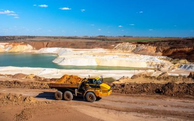 Büyük kamyon kuvars kum ocağında çalışıyor.