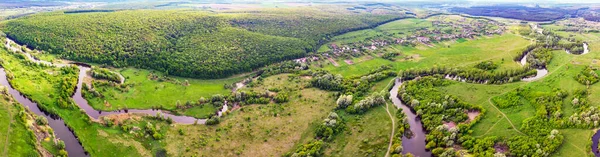 Panorama drona lotnicza doliny rzeki, wieś, las — Zdjęcie stockowe