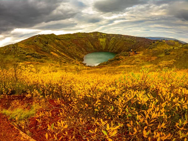 Cratera vulcânica Kerid com lago azul dentro, Islândia atração turística — Fotografia de Stock