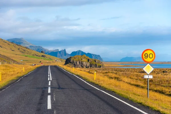 Islanda paesaggio stradale con nuvole e campo esemplare — Foto Stock