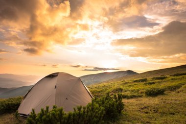 Sabah güneşinde kamp yapmak. Aktif yaşam tarzı. Tatra dağları Zakopane, Polonya