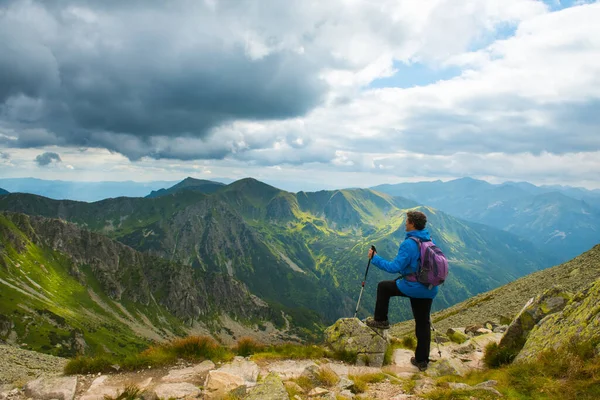 Polonya 'daki Tatra Dağları' nda yürüyüş yapan sporcu — Stok fotoğraf