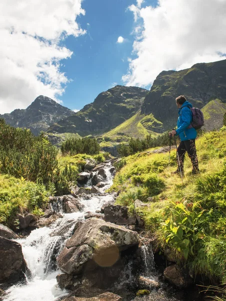 Escursionista sportivo nelle montagne Tatra, Polonia — Foto Stock