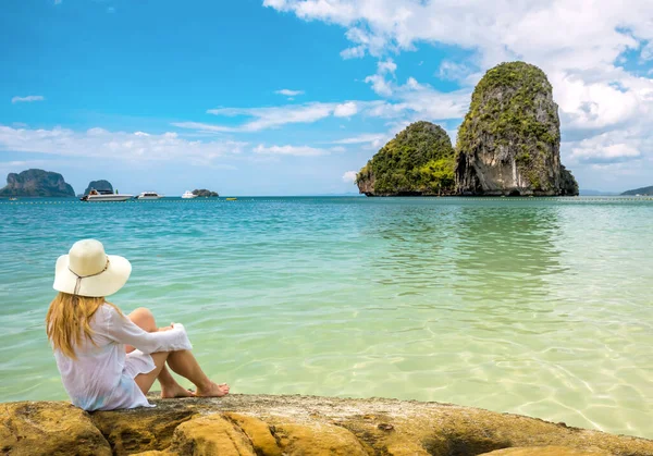 Traveler woman relaxing and looking natural sea beach Krabi, Thailand — Stock Photo, Image