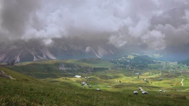 Včasná oblačnost nad horou Langkofel, Jižní Tyrolsko, Dolomity Itálie — Stock video