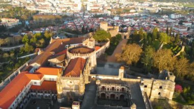 Tomar kasabası, Tapınak Şatosu ve İsa 'nın Manastırı' nın insansız hava aracı görüntüsü.