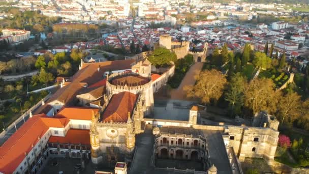 Vue aérienne par drone de la ville de Tomar, du château des Templiers et du couvent du Christ Portugal — Video