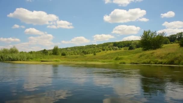 Klidná řeka v zeleném údolí — Stock video