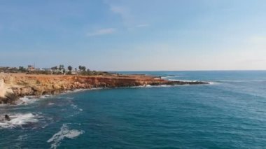 Mediterrian sahil şeridinin hava aracı görüntüsü. Ayia Napa, Kıbrıs