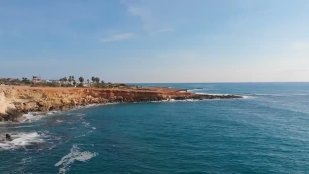 Повітряний безпілотний вид прекрасного середземноморського узбережжя. Ая Напа, Кіпр — стокове відео