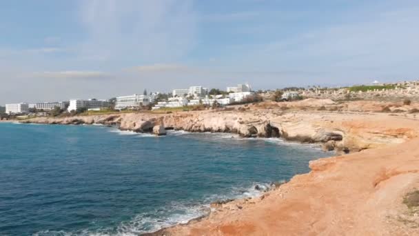 Vista aérea drone da bela linha costeira mediterriana. Ayia Napa, Chipre — Vídeo de Stock