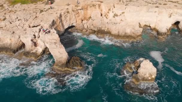 Vue aérienne par drone des rochers du pont Lovers. Ayia Napa, Chypre — Video