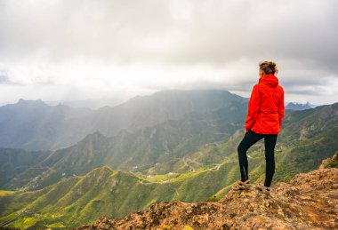 Anaga Dağları 'nda yürüyüş yapan sportif kadın Taganana Tenerife, Kanarya Adası tatil beldesi