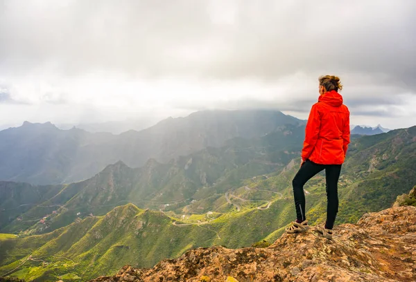 Sportowa kobieta uprawiająca turystykę w górach Anaga Taganana Tenerife, Canary island resort — Zdjęcie stockowe